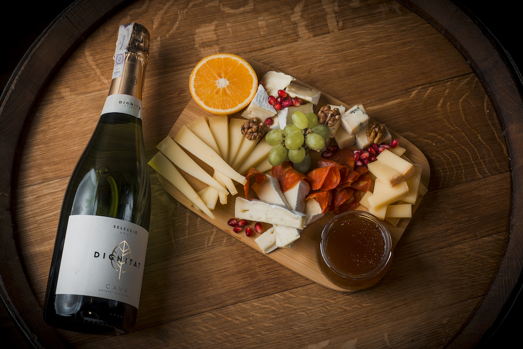 Сирна карта з акомпанементом та шампанським