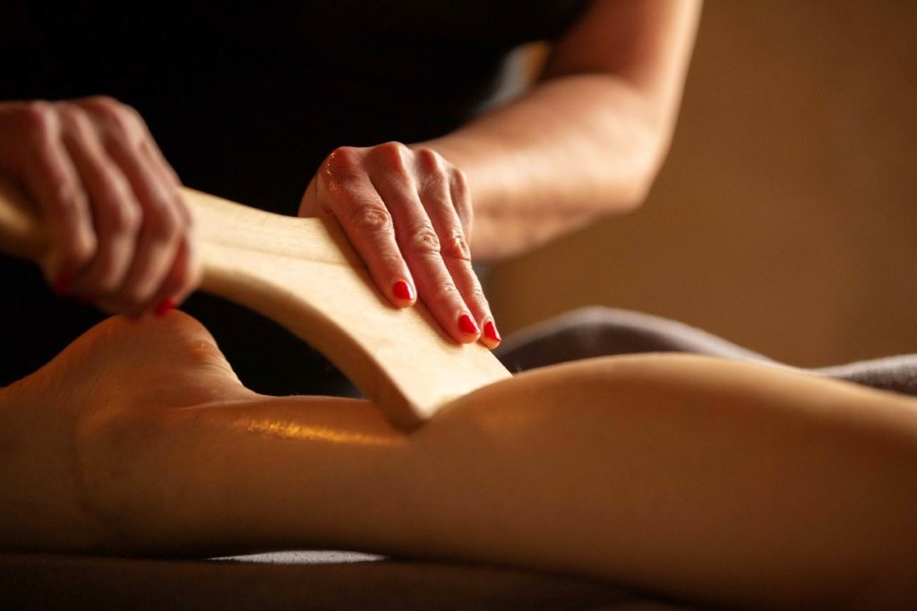 Сеанс мадеротерапії в холістичному спа-центрі готелю "Садиба