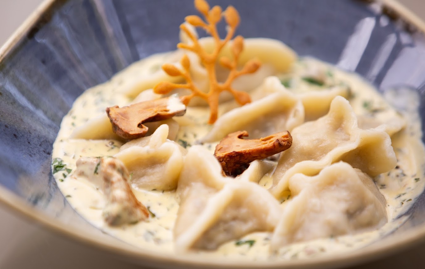 Рослинна кухня вважається однією з найкреативніших, що підтвердив конкурс "Золотий артишок 2025", під час якого були обрані найкращі веганські кухарі Польщі. Малгожата Фігарська, член журі конкурсу та керівник кейтерингу в СПА-готелі Manor House, сказала: "Конкурсні страви були чудовими у своїй різноманітності та винахідливості. Це було справжнє свято рослинної кухні".