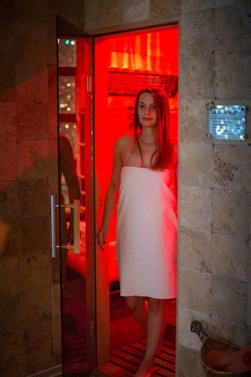 Сауна зміцнює імунітет, покращує кровообіг, знімає м'язову напругу, зменшує стрес, покращує настрій і стан шкіри.