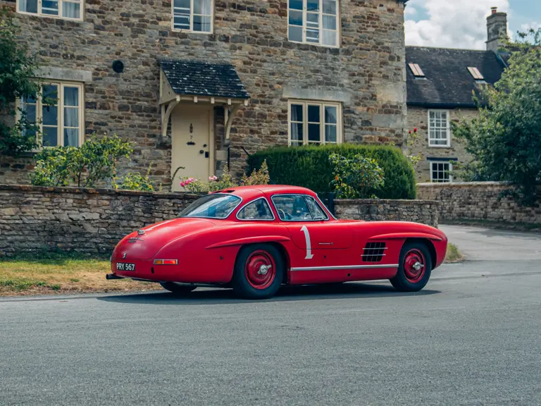 Червоний Mercedes на аукціоні1