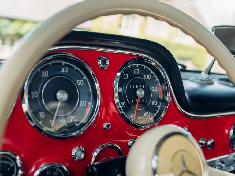 Червоний Mercedes На Аукціоні2