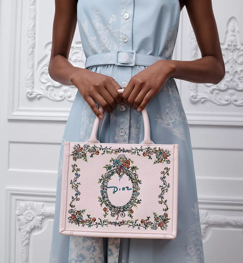 Dior Book Tote Коли Книга Стає Модою11